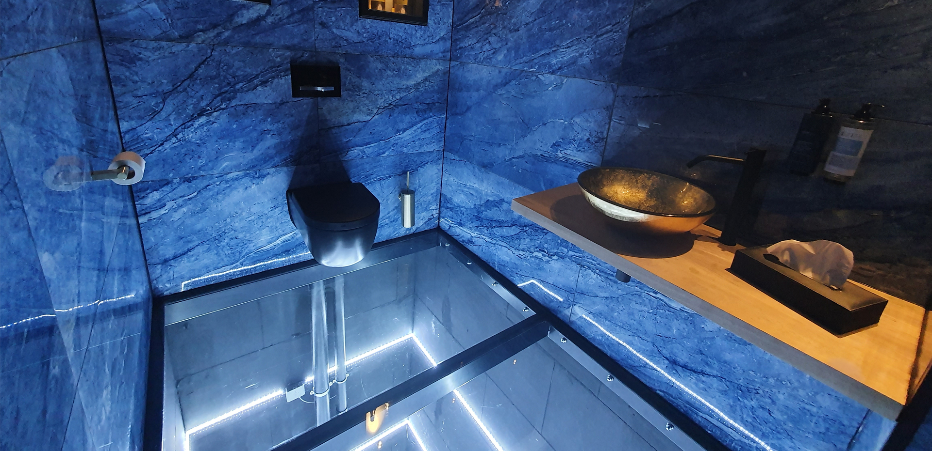 header blou toilet.jpg